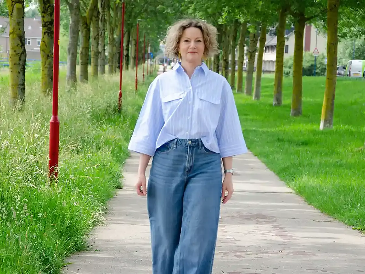 Esther lopend in de natuur